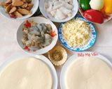 Hình bước làm 1 của món Bánh pizza mực,xúc xích,tôm,ớt chuông và hành tây