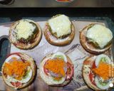 A picture of step 9 of Bell pepper cheese stuffed burger.