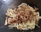 洋蔥香菇高麗菜絲炒肉末的食譜步驟5照片