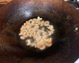 A picture of step 4 of Stir-fried chicken and cashew nuts.