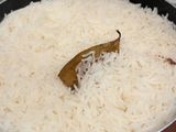 برياني بالدجاج والبصل المكرمل