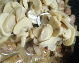 صورة لخطوة 3 من وصفة حمسة لحمة الجمل مع البصل والفطر 🥩🧅🍄