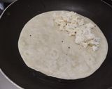 Foto del paso 5 de la receta: Tortilla🍆🧀 rellena🌯 de berenjena tatemada, cebolla🌰, queso🍐 y pera🥙🫓🧀
