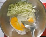 รูปขั้นตอนการทำที่ 3 ของ น้ำเต้าผัดไข่ใส่กุ้ง