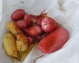Foto del passaggio 3 della ricetta Patate novelle al cartoccio 🥔🥔🥔