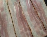 Foto del paso 1 de la receta: Pan tostado con aguacate y tocino crujiente