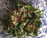 Foto del paso 1 de la receta Ensalada de canónigos, granada y dátiles con miel y frutos secos 🌱🍯🍃