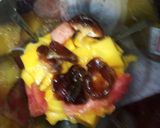 A picture of step 4 of Mix of mango en water Mellon smoothie#author marathon.