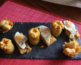 Foto del paso 8 de la receta: Timbal de patata relleno de espuma de farinato, tosta de pan crujiente con cordón de crema de farinato y huevo de codorniz y nido de patata con parmentier de farinato 