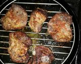 Foto del paso 2 de la receta: Churrasquitos de bondiola con repollitos de Bruselas!!! Almuerzo
