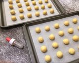 Foto langkah ke 4 dari resep Crunchy Strawberry Cheese Thumbprint Cookies.