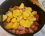 Foto del paso 4 de la receta Salchichas guisadas con patatas y zanahorias