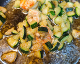 Foto del paso 2 de la receta: Espaguetis con tinta, y gambas con calabacín