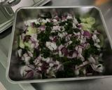 Une image de l'étape 10 de Salade de concombre mariné à la crème, persil et oignon rouge.