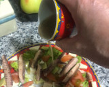 Foto del paso 4 de la receta: Ensalada de caballa, lechuga tomate, queso y aguacate