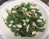 Foto del paso 4 de la receta: Ensalada de brotes y espinacas con nueces y queso de cabra 🌱🍯🍃
