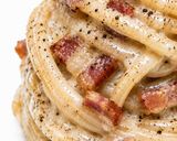Foto del passaggio 6 della ricetta Fake Gricia Cremosa con Feta Greca e Guanciale