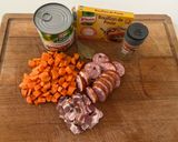 Une image de l'étape 1 de Soupe carottes,lardons fumé et saucisse fumé.