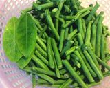 Hình bước làm 1 của món Đậu đũa xào ức gà