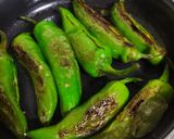 भावनगर मिर्च पोटैटो स्टफ्ड ग्रेवी Bhavnagar mirch potato stuffed gravy recipe in Hindi) रेसिपी चरण 3 फोटो