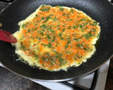 Foto del paso 6 de la receta: Rollitos de tortilla de zanahoria rallada, queso y perejil