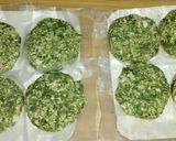 Foto del paso 1 de la receta: Hamburguesas de acelga ricota y pollo más avena para compactar