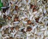 A picture of step 2 of Murmura chivda.