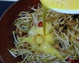 Gambar langkah 4 resipi Telur dadar taugeh.
