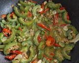 Foto langkah ke 3 dari resep Tumis pare kepah asin.