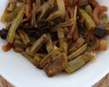 Foto del paso 6 de la receta: Huevitos pochados sobre nopales al chile pasilla