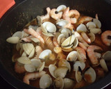 Foto del paso 15 de la receta: Pescado en salsa con patatas y marisco