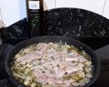 Foto del paso 3 de la receta Manitas de cerdo con cebolla y champiñones al vino blanco