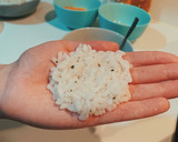 Foto del paso 4 de la receta: Bolitas de arroz frito rellenas de bonito y mayonesa de soja