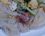 รูปขั้นตอนการทำที่ 5 ของ ผัดวุ้นเส้นใส่ไข่และแหนม