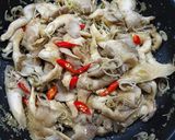 Hình bước làm 1 của món Nấm bào ngư xào sả ớt