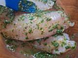 Filetes de pescado blanco marinados con cilantro y aceite de oliva