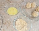 A picture of step 3 of Egg Chicken balls.