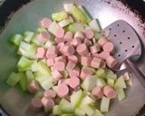 Foto langkah ke 2 dari resep Tumis Labu Siam Sosis.