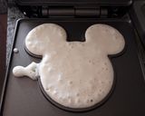 Foto del paso 5 de la receta: Waffles de Mickey Mouse