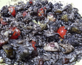 Foto del paso 2 de la receta: Arroz negro con sepia, calamares, patata y tomate