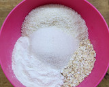 Foto del paso 3 de la receta: 🍘 Galletitas pepas de avena, coco y dulce de leche 🍘