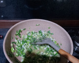 Foto langkah ke 2 dari resep Nasi Telur Ceplok dengan Scallion Oil.