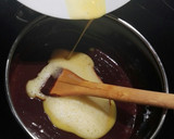 Foto del paso 4 de la receta: Tarta de chocolate con piñones