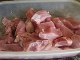 Carre de cerdo a mi estilo con arroz al azafrán