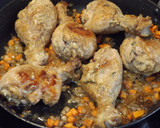 Foto del paso 2 de la receta: Muslitos de pollo con champiñones y vermú