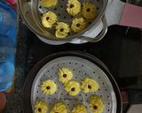 Foto langkah ke 4 dari resep Kue Semprit 3 bahan, no Mixer, No oven.