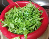 Foto del paso 5 de la receta: Ensalada de rúcula con queso frito, pera en almíbar y vinagreta de orégano
