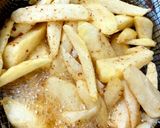 A picture of step 6 of My Tasty Chicken, Onion in BBQ Sauce with Homemade Chips 🤩.