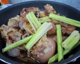 Hình bước làm 3 của món Giò heo kho sả ớt