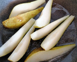 Foto del paso 5 de la receta: Ensalada de pera caramelizada con salsa de kéfir